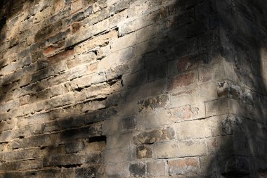 Çin 'deki Nanjing' in antik duvarına güneş ışığı yayıldı.