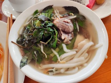 Çorbada yeşil sebzeli etli pirinç çorbası yemek için.