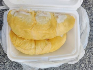 Taze sarı Durian beyaz kutuda yemeye hazır.