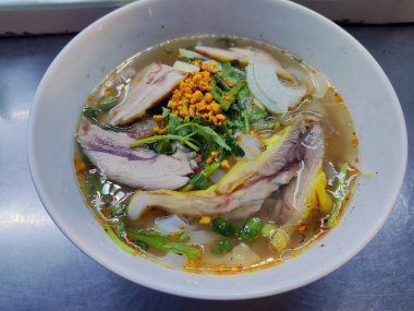 Beyaz kasede sebzeli tavuk çorbası.