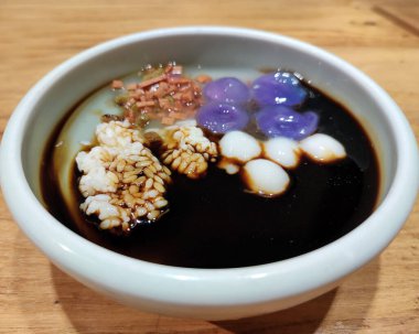 Fermente edilmiş glutinous pilavlı taze buz jölesi ve yemeye hazır esmer şeker.