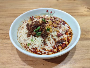 Beyaz kasede biber soslu Sichuan eriştesi yemek için.
