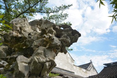 Suzhou 'da güneşli mavi bir günde bahçede Rokery.