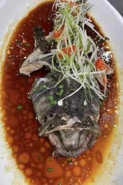 Taze haşlanmış balık ve soya soslu sebze.