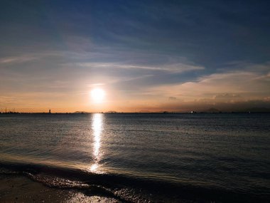 Bulutlu mavi gökyüzünde gün batımı  