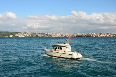 Mavi denizin altında, mavi gökyüzünün altında, İstanbul 'da beyaz bulutlarla