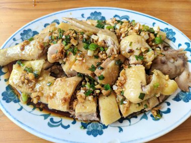 Taze dilimlenmiş haşlanmış tavuk, yemek için beyaz tabakta sos.