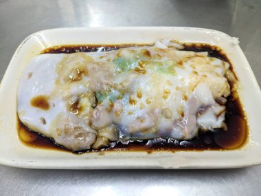 Beyaz buğulanmış vermicelli rulo sosu uzun bir tabakta yemek için.