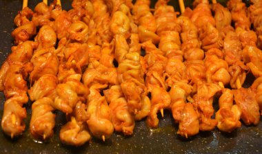 Gece pazarındaki tavada bir grup taze kebap.