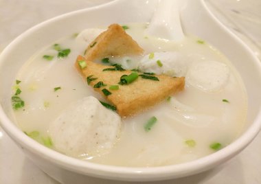 Kızarmış fasulye ve balık köftesi kasedeki beyaz çorba yemek için.