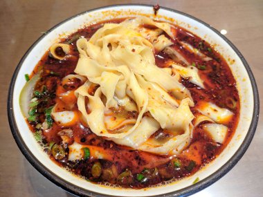 Kırmızı baharatlı yağlı beyaz erişte. Kahvaltı niyetine kırmızı yağlı beyaz ve geniş erişteler.