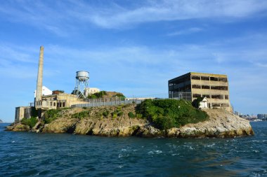 San Francisco 'da güneşli mavi gökyüzünün altındaki Alcatraz Adası. 