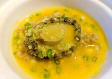 Sarı soslu deniz kulağı ve beyaz kâse yemek için.