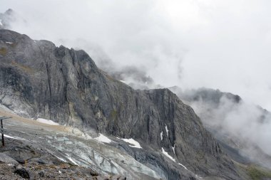  Beyaz ağır bulutlar siyah dağı Çin 'deki buzullarla kapladı.