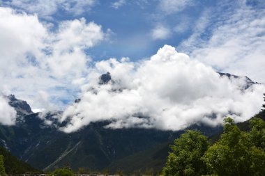 Güneşli bir günde dağda bulutlar