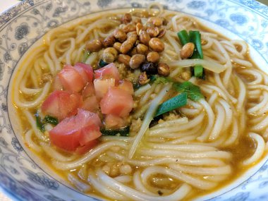 Kahvaltıda fıstık ve domatesli geleneksel Çin pilavı.