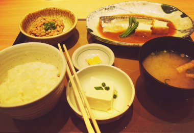 Yemek için çubuklu bir yemek takımı.