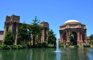 San Francisco 'daki Güzel Sanatlar Sarayı' nın önündeki çeşme.