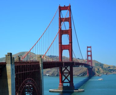 Kaliforniya 'daki Golden Gate Köprüsü. Güneşli Haziran' da mavi gökyüzü ve mavi denizle.