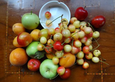 Masada farklı renkte meyveler vardı, yeşil elma, sarı kırmızı kiraz, kırmızı erik, sarı kayısı.