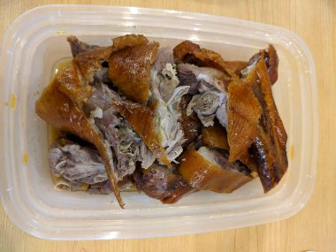 Beyaz tabakta kızarmış ördek.