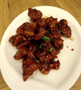 Beyaz tabakta domuz pirzolası..