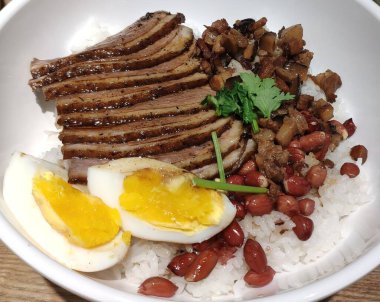 Geleneksel Çin mutfağı, yumurtalı kaz eti ve pirinçli fıstık.