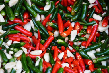 Chongqing şehrinde kırmızı yeşil biberle sarımsakların harika renkleri var.