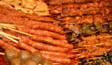 Chongqing şehrinin baharatlı kaynağında ızgara et ve sebzeler var.