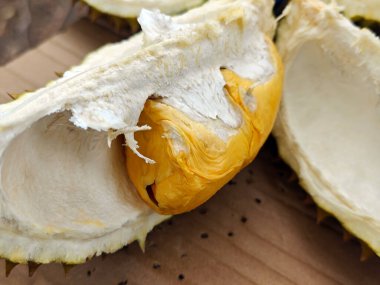 Tabaktaki kabukta yemek için taze sarı Durian posası var.