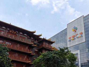 Guangzhou, Çin - 8 Haziran 2025: Çin tapınağı ve Çin 'deki Guangzhou alışveriş merkezi