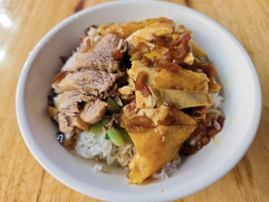 Pilavda domuz etli taze tavuk yemek için.