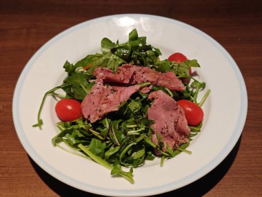 Yeşil sebzeli taze et ve yemek için kırmızı domates.