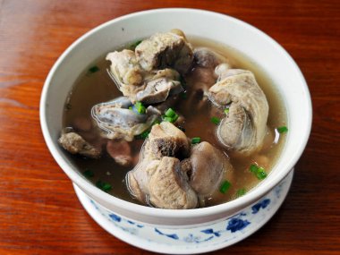 Taze domuz eti çorbası kasede yemek için.