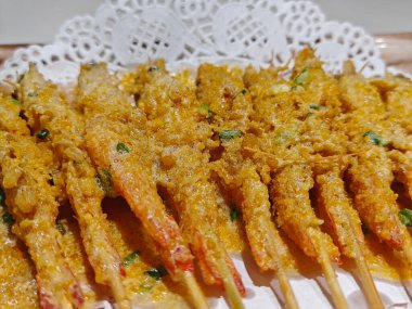 Taze tuzlu yumurta sarısı karidesler tabakta yemek için.