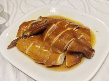 Taze soya soslu tavuk beyaz tabakta yemek için.