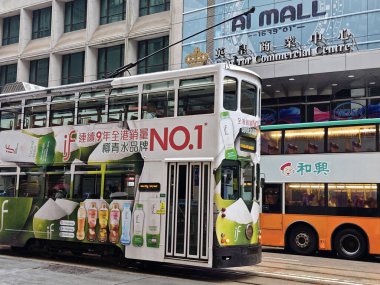 Hong Kong, Sep 21 2025: Hong Kong 'da yolda çift katlı otobüs.