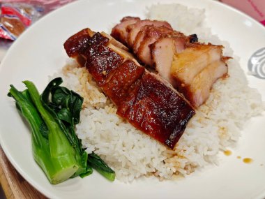 Taze kızarmış ördek eti ve pirinçli domuz pirzolası ve yemek için yeşil sebze.