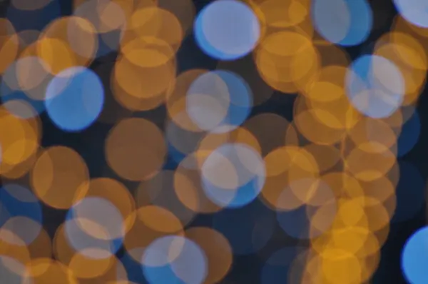 Altından ve mavi renklerde odaklanmış ışıklarla koyu arkaplan