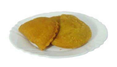 Tabağın içinde iki köfte var. Yemek, iştah açıcı, beyaz arka plan.