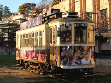 Porto şehrinden geleneksel elektrikli araba, meşrubat reklamı.