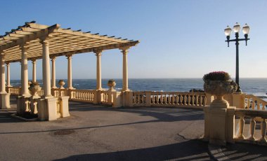 Ufukta görünen, denizin yanındaki dekoratif çatılı gezinti güvertesi, Prgola da Foz, Porto, Portekiz