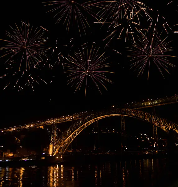 Porto şehrinde geceleri aydınlık ve gökyüzünde dolunay olan metal bir köprü. Douro Nehri şehir merkezi Porto, Dom Lus Köprüsü, Portekiz