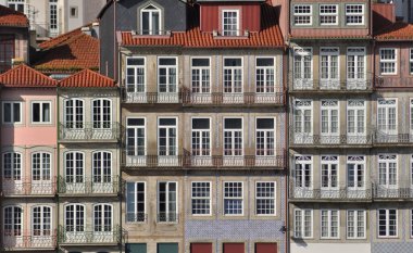 Portekiz, Avrupa 'nın kuzeyindeki Porto şehir merkezindeki eski binaların cepheleri, şehrin pitoresk alanı, mimari