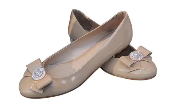 Bej renkli bir çift kadın ayakkabısı ve klasik tasarım, kadın moda aksesuarı.