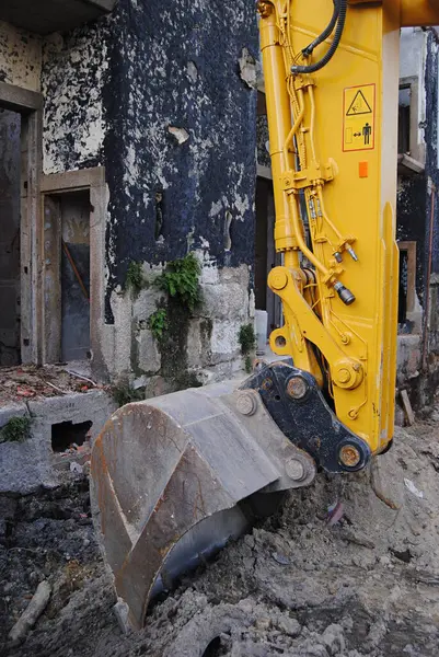 Kazı makinesi, eski bir evde yıkım çalışması, inşaat işleri.