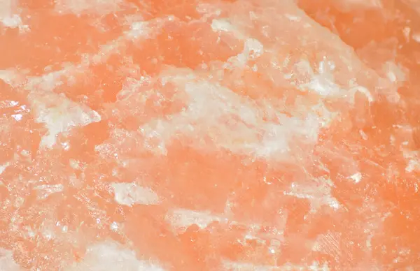 Bir taşın içi turuncu ve beyaz renklerle ikiye bölünmüş.