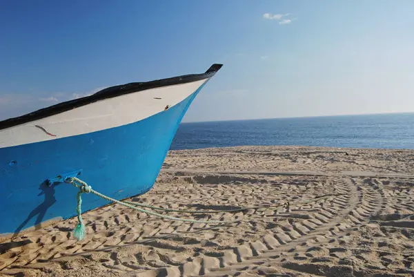 Tekne çizgisi ufuk çizgisini kesiyor, balıkçı teknesinin önü ve arkasında ufuk çizgisi var.