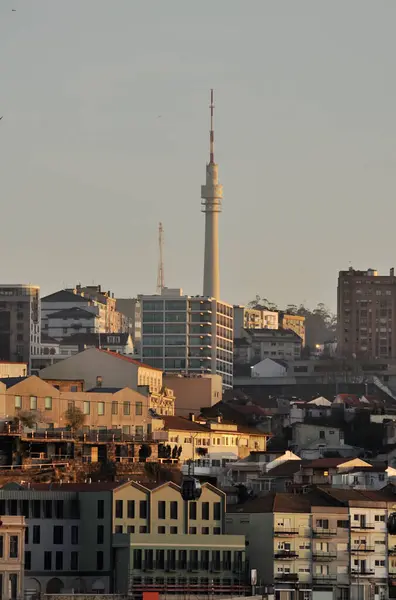 Eski ve modern binalar, kuleler ve teleferik hattı, Vila Nova de Gaia, Portekiz