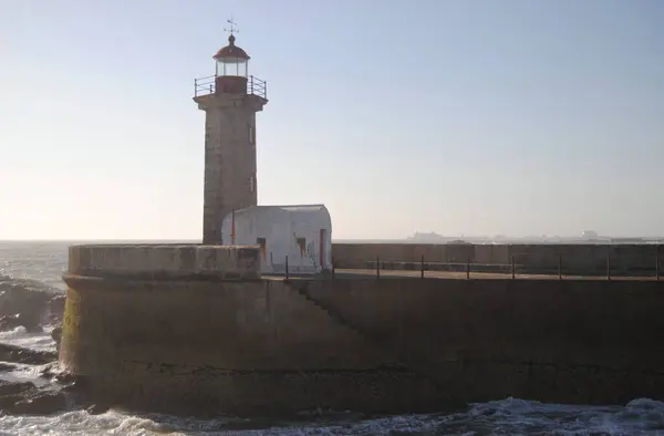 Deniz feneri Kuzey Portekiz, Felgueiras Deniz Feneri 'ndeki bir kıyı şeridinin ucuna kurulmuş.